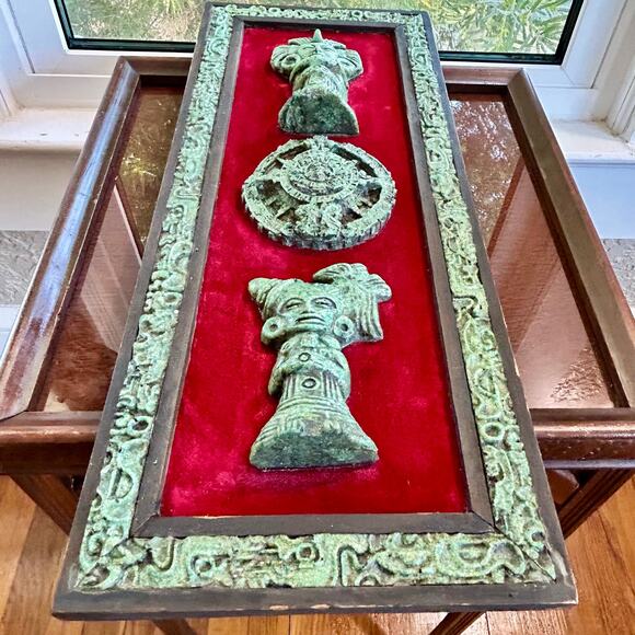 Vintage Aztec Crushed Malachite Over Red Velvet Folk Art Hanging Wall Plaque - Picture 11 of 14